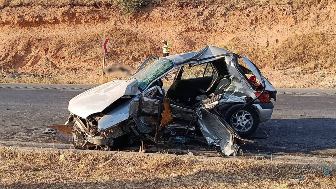 Gaziantep'te iki otomobil çarpıştı: 3 kişi hayatını kaybetti