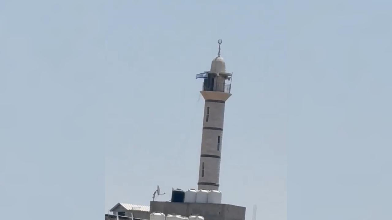 Caminin minaresine İsrail bayrağı astılar