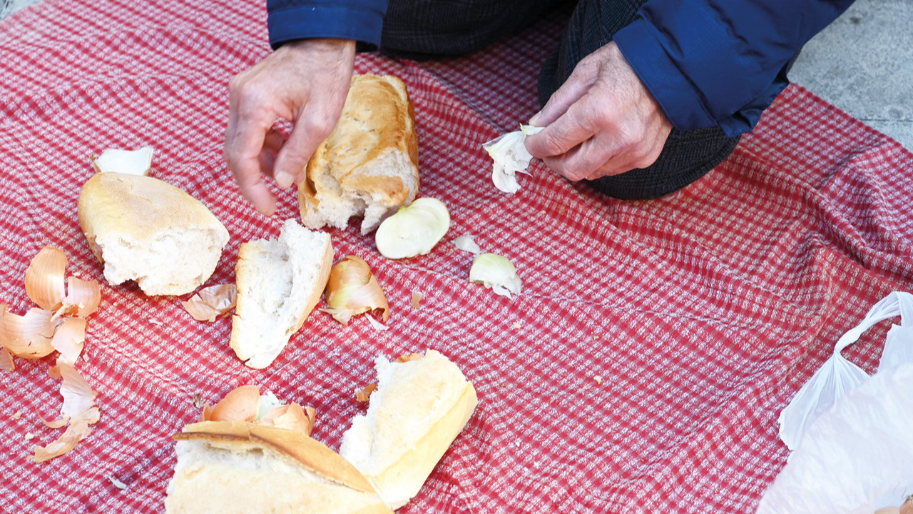 Karnımızı kuru ekmekle doyuruyoruz