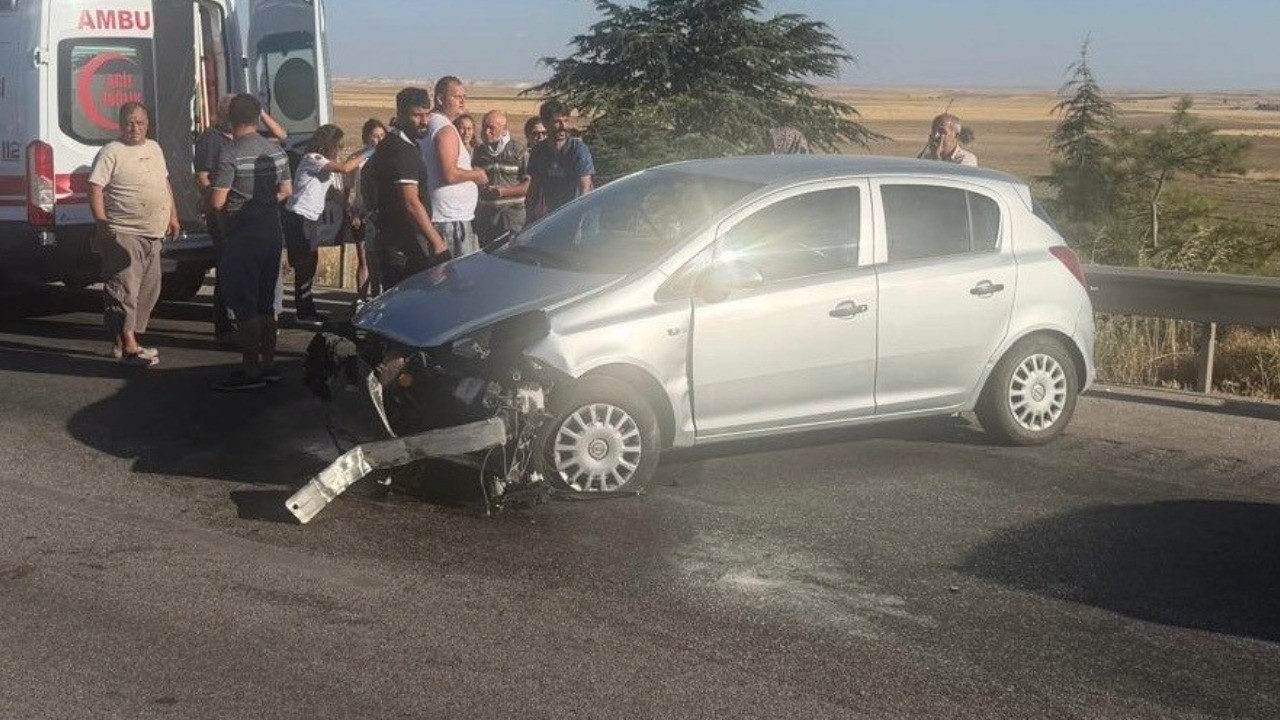 Lastiği patlayan araç bariyerlere girdi: 1’i çocuk 3 yaralı