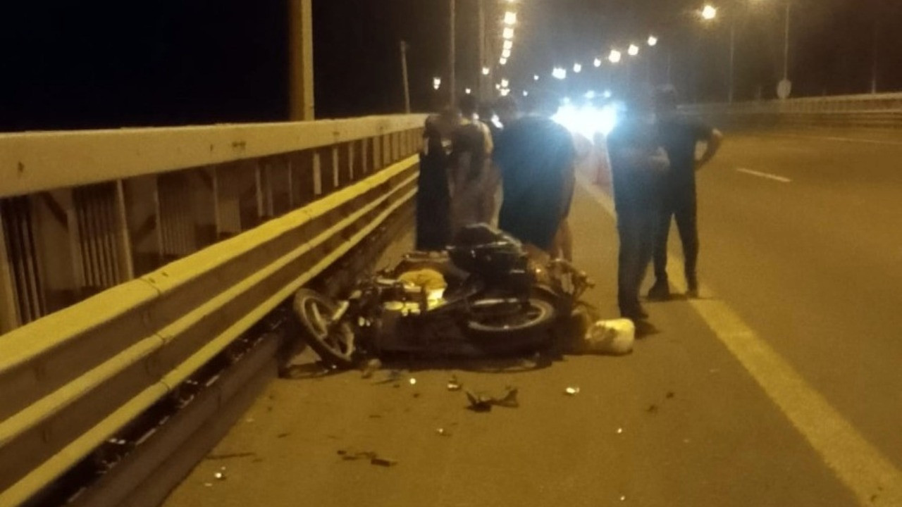 Kamyona çarpan motosikletli öldü