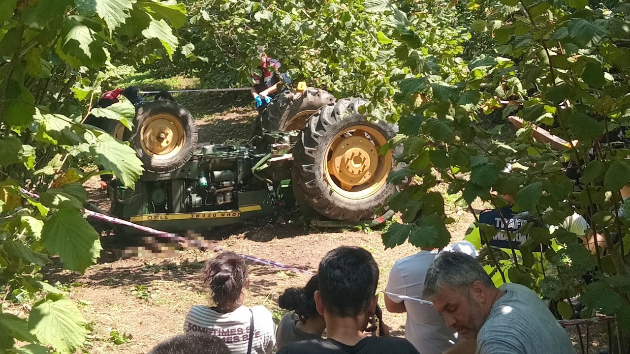 Devrilen traktörde hayatını kaybetti
