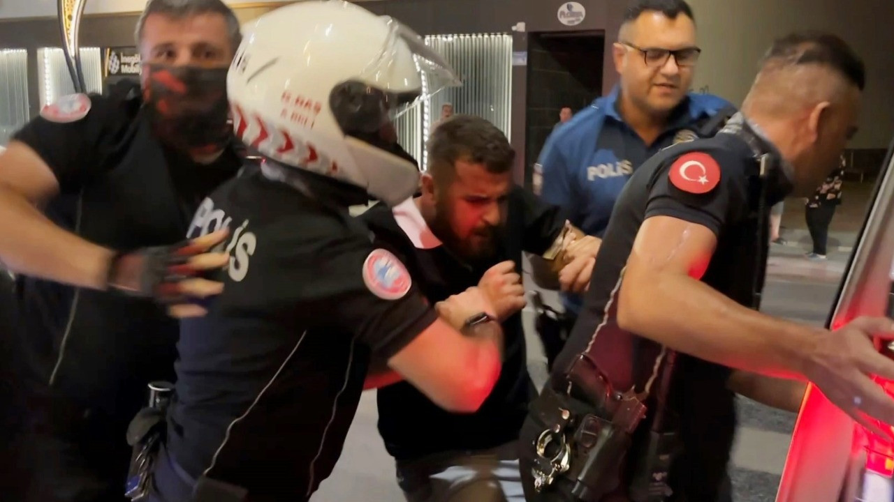 Biri oynayarak, diğeri zorla gözaltına alındı