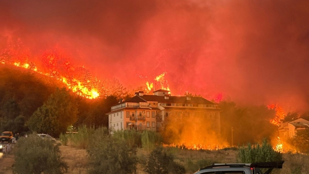 Fethiye'deki orman yangını evlere sıçradı