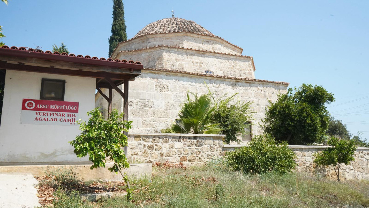 Antik taşları camii duvarı için kullandılar