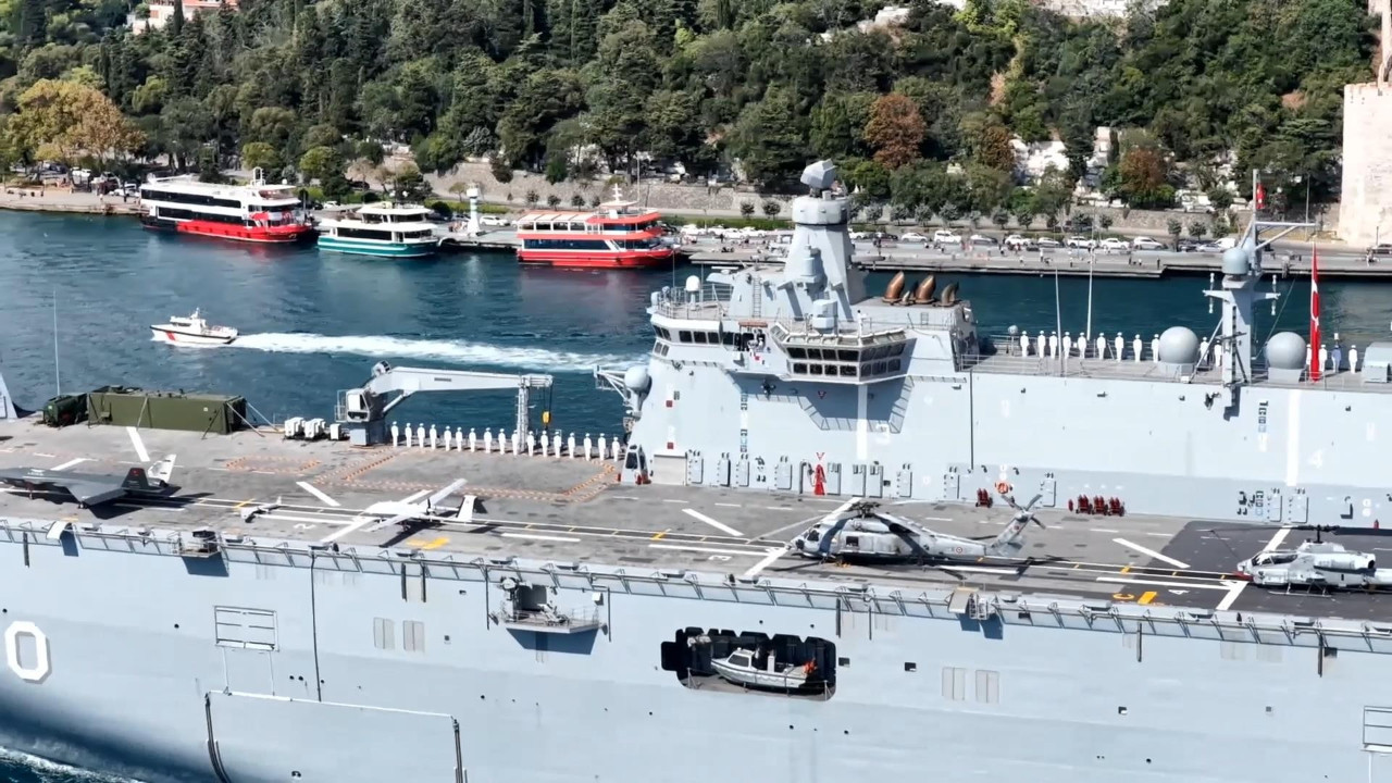 İstanbul Boğazı’nda nefes kesen 30 Ağustos geçişi: 15 gemi peş peşe geçti