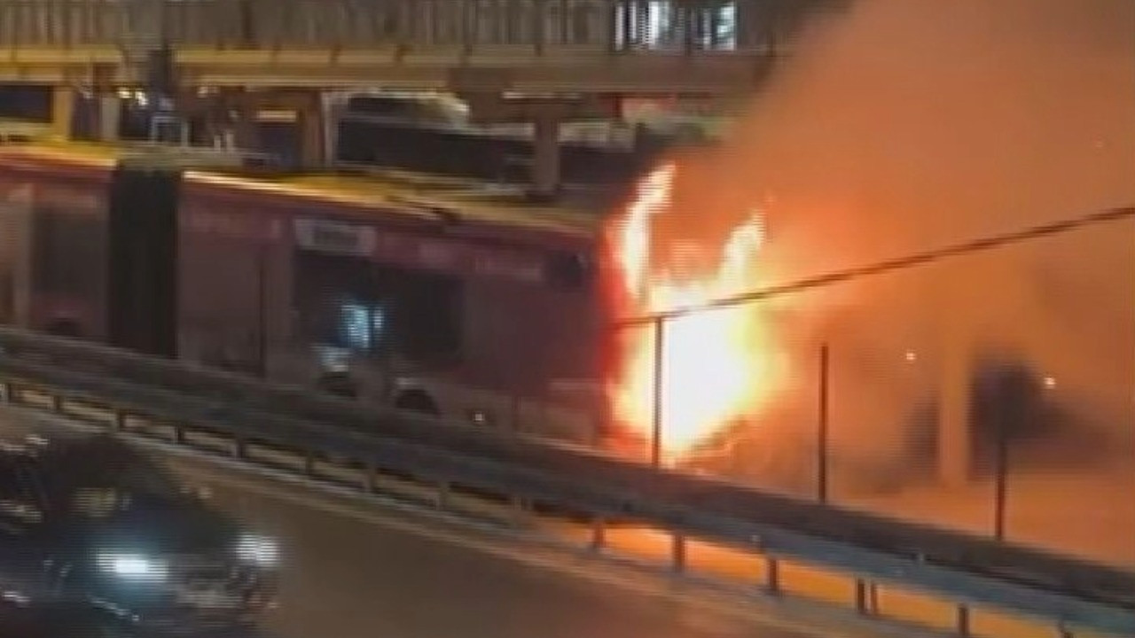 Kağıthane'de metrobüste yangın