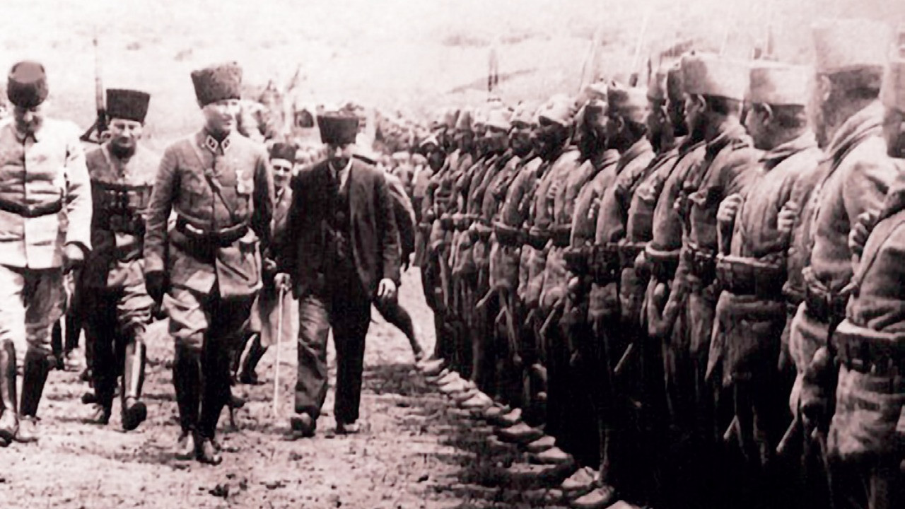 Türk milletinin şahlanış destanına selam olsun