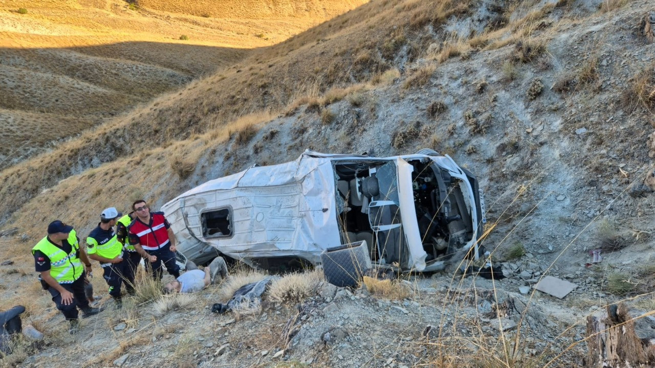 Minibüs uçuruma yuvarlandı: 5'i ağır 13 yaralı