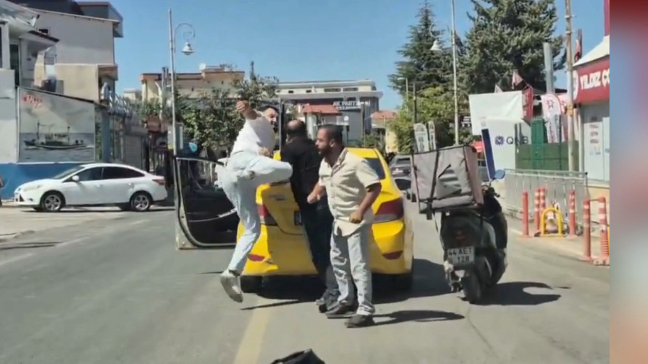 Malatya’da trafikte yol verme kavgası: Taksi şoförü ve motokurye birbirine girdi