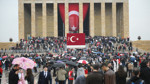 Anıtkabir'de sevgi sağanağı... Şiddetli yağmura rağmen binlerce kişi Atatürk’e koştu