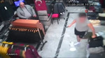 Elinde bıçaklarla mağazaya daldı. Babası gelince olanlar oldu