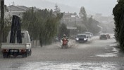 Marmaris'te sağanak: Denizin rengi değişti, sokakları su bastı