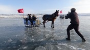 Çıldır Gölü dondu, ilgi arttı