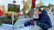 Depremde eşi ve çocuklarını kaybetti: Her gün mezarlığa hediyelerle gidiyor
