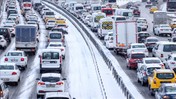 İstanbul’da kar bastırdı, trafik kilitlendi