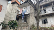 Çamaşır asmak için çıktığı balkon çöktü