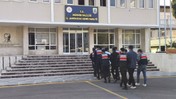 Silahla 4 kişiyi alıkoyup hesaplarını boşalttılar