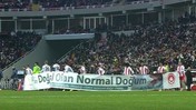 Kadınlar, Sivas'taki skandal pankarta öfkeli: "Topunuzu oynayın, haddinizi bilin!"