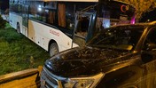 Kendiliğinden hareket eden otobüs, park halindeki araçlara çarptı