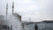 İstanbul'da fırtına alarmı: Meteoroloji ve valilik saat vererek uyardı, 'şiddeti artacak'