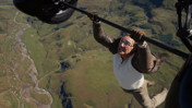62’sinde uçak kanadında: Tom Cruise dublörsüz aksiyon şovunun sırrını anlattı