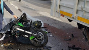 Işıklarda feci kaza: Kamyona çarpan motosikletin sürücüsü öldü