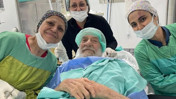 Yeşilçam'ın usta ismi ameliyat masasından poz verdi