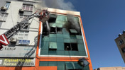 İş merkezinde yangın: 2 işçi pencereden atladı