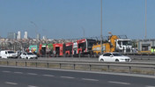 Arızalı metrobüsü taşıyan vinç Haliç'te kaza yaptı