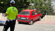 Dur ihtarına uymadı önce polise ardından duvara çarptı
