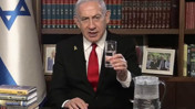 Netanyahu eline su bardağı aldı, İranlılara seslendi: Yardım ederim ama...