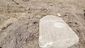 Kanal kazısında tarihi mezar taşı bulundu