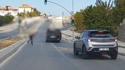Trafikte tartıştığı sürücünün aracına taşla saldırdı
