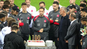 Hakan Çalhanoğlu için 100. maç pastası