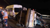 Beykoz’da seyir halindeki servis minibüsü devrildi: 3 yaralı