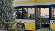 Belediye otobüsünde eşinin gözü önünde bıçaklandı