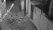 Yıkılmayı bekleyen binanın duvarı gece çöktü