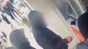 Yardımcı olma bahanesiyle ATM'den para çekenleri dolandırdı