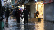 İzmir’i sağanak vurdu