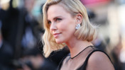 Charlize Theron, annesinin babasını öldürdüğü geceyi anlattı