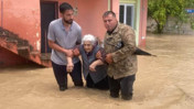 Evini su bastı, yaşlı kadın mahsur kaldı
