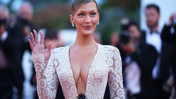 Bella Hadid cesur elbisesiyle festivale damga vurdu