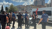 Polis saniyelerle önledi: Eşine bıçak çekti
