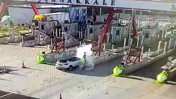 Ara&ccedil; gişelere daldı: 1 &ouml;l&uuml;, 1 yaralı