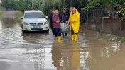 Sağanak sonrası sular yükseldi, 80 yaşındaki kadın evinde mahsur kaldı