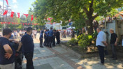 Bıçaklı kavgaya sivil polis müdahale etti, tarafları ayırmak için havaya ateş açıldı