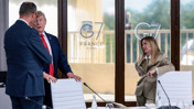 Trump 'Fotoğraf için bana yalvardı' dedi, kıyamet koptu
