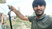 Korkusuz müdahale: Yılanı elleriyle yakaladı