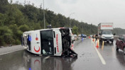 Çekmeköy’de ambulans bariyerlere çarparak devrildi